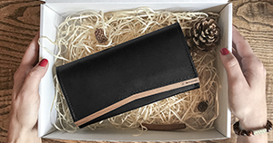 schwarze Brieftasche in einer Geschenkebox